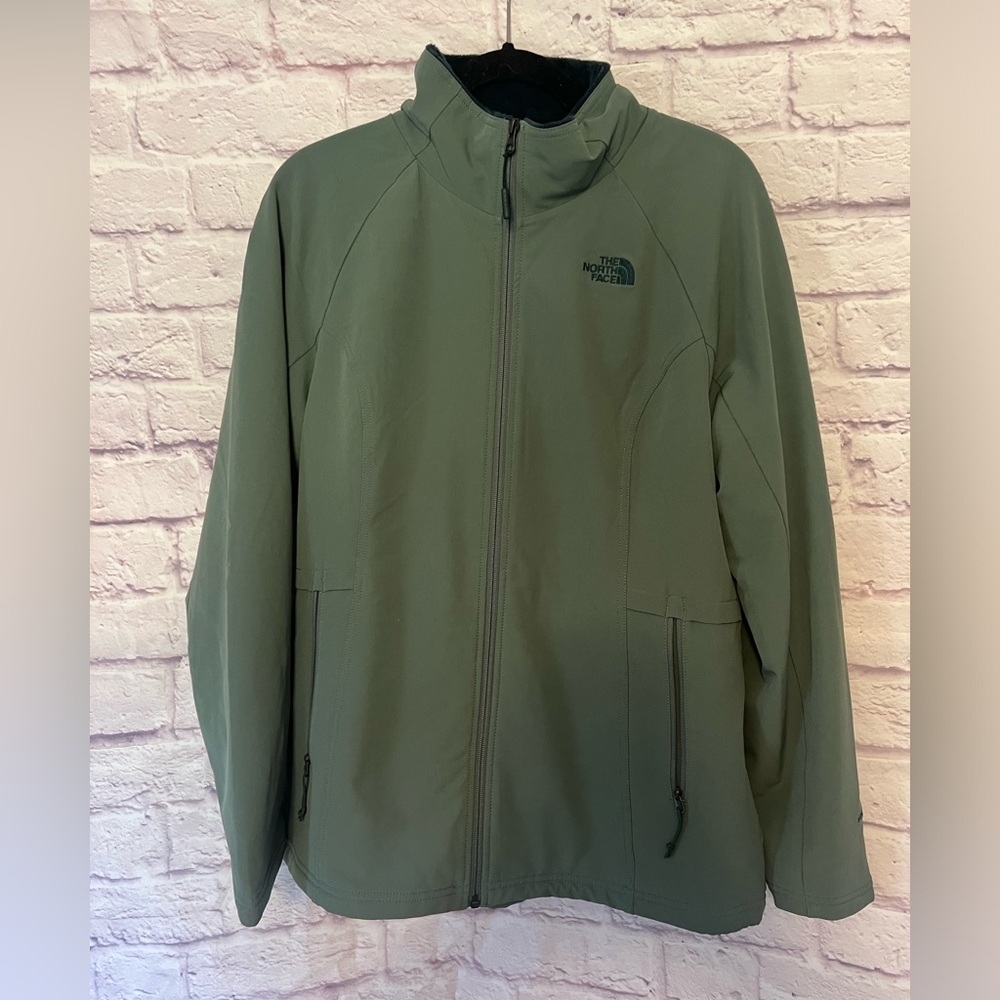 North face size large windfall green jacket